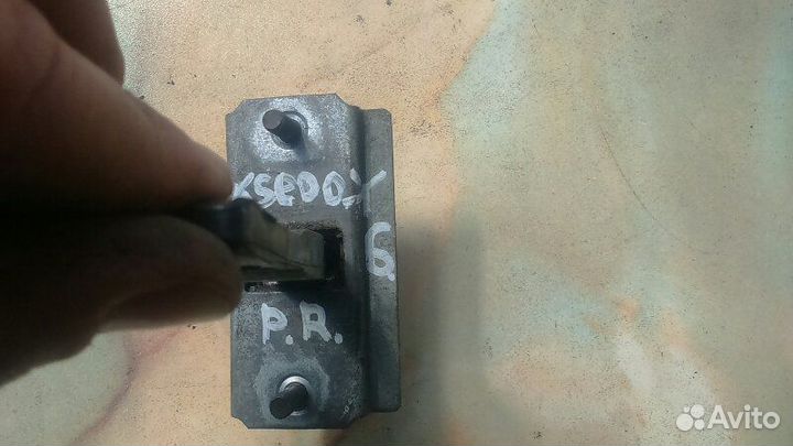 Ограничитель двери передний правый Mazda Xedos 6