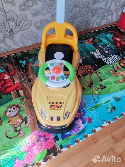 Машинка каталка с ручкой