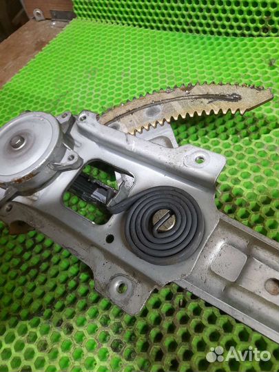 Стеклоподъемник передний правый Nissan Laurel C34