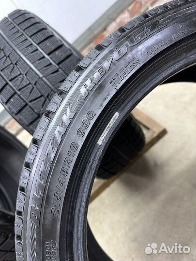Bridgestone Blizzak Revo GZ 215/45 R18 и 245/40 R18 89Q