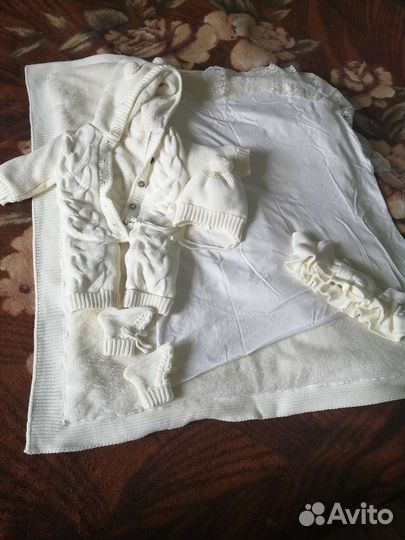 Тёплый вязаный комплект на выписку