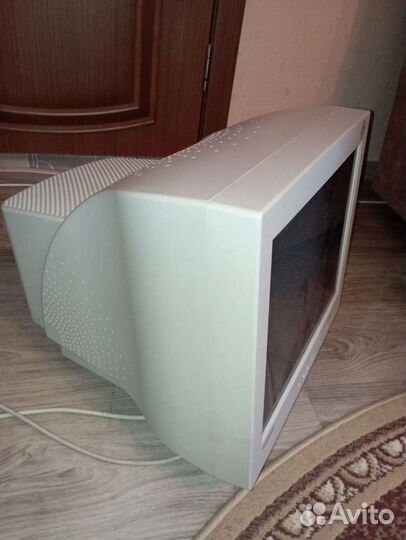 Монитор Samsung Samtron 76BDF