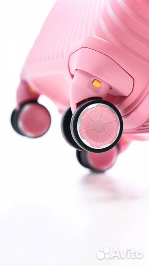 Чемодан на колесах ударопрочный