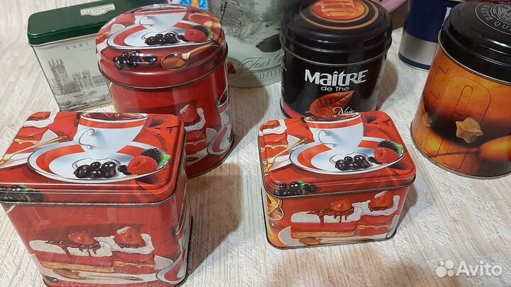 Банки жестяные из-под печенья, чая пакетом