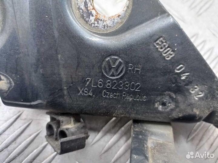 Петля капота правая Volkswagen Touareg 1 7L6823302