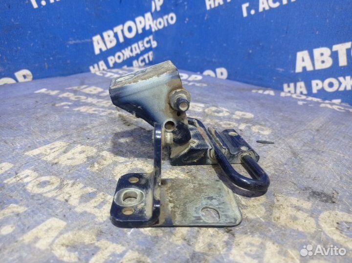 Петля двери Volkswagen Passat B5 седан 1997