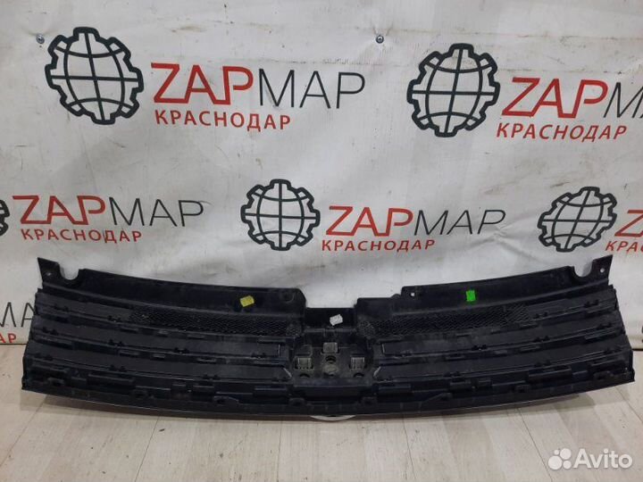 Решетка радиатора Volkswagen Touareg NF Рест