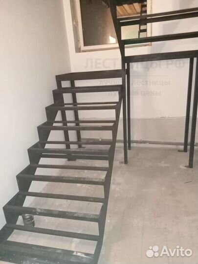 Каркас лестницы металл