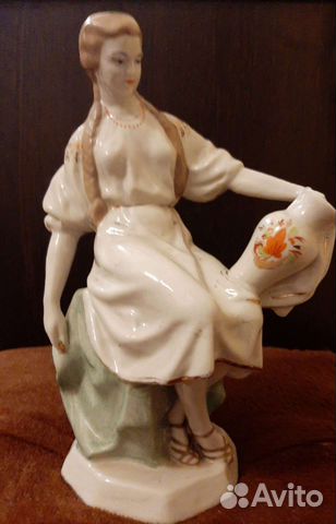 Фарфоровая статуэтка Девушка с кувшином СССР