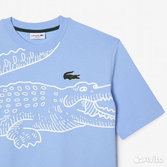 Футболка Lacoste на руках