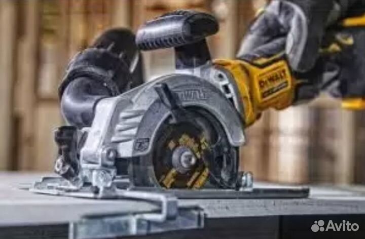 Аккумуляторная пила DCS571N DeWalt