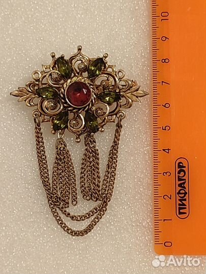 Брошка с подвесками