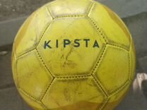 Футбольный мяч желтый фирмы kipsta