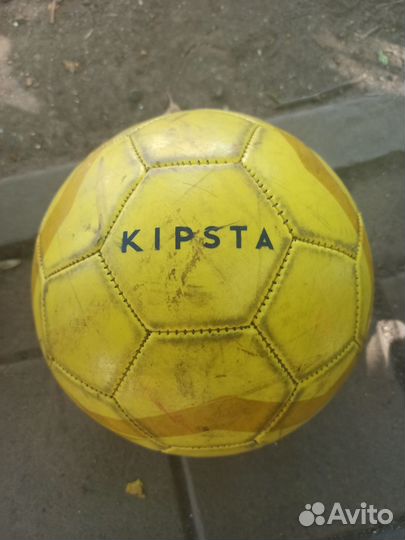 Футбольный мяч желтый фирмы kipsta