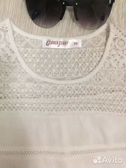 Новая белая блузка очень нарядно смотрится