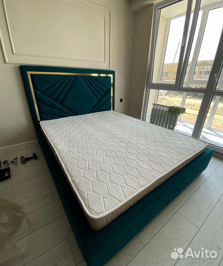 Кровать с мягким изголовьем