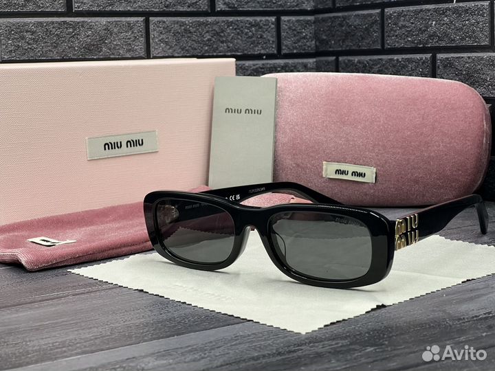 Солнцезащитные очки Miu Miu