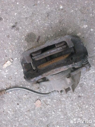 Суппорт тормоза передний правый Mitsubishi Carisma