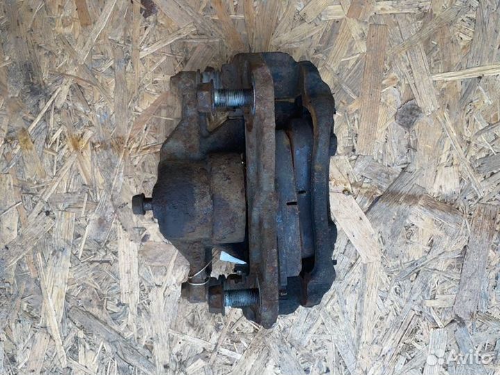 Суппорт тормозной передний Toyota Avensis