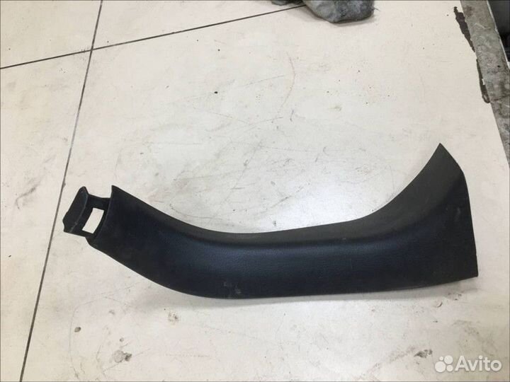 Обшивка двери багажника верхняя правая