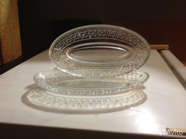 Посуда и тарелки и контейнер для яиц