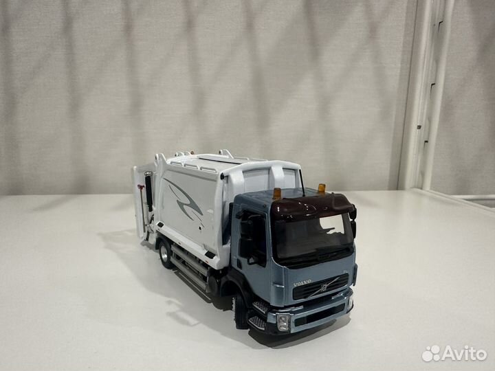 Коллекционная модель мусоровоз Volvo FL 4x2