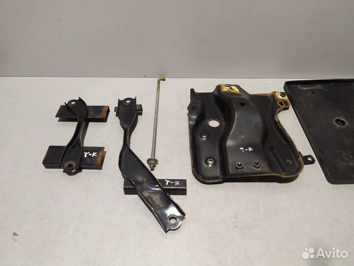 Крепления аккумулятора Toyota Corolla 2011