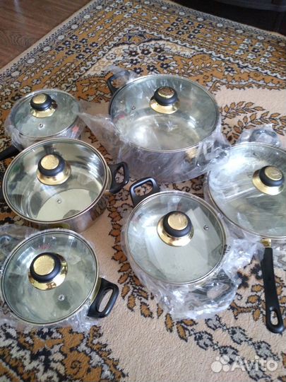 Набор новых кастрюль