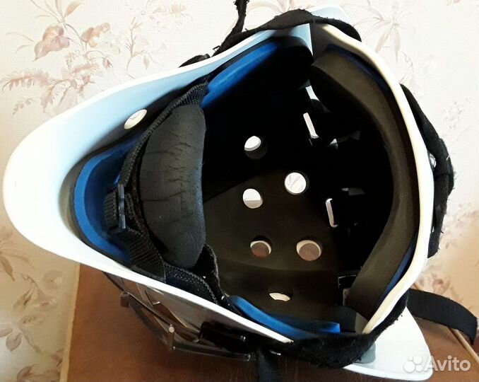 Вратарский хоккейный шлем