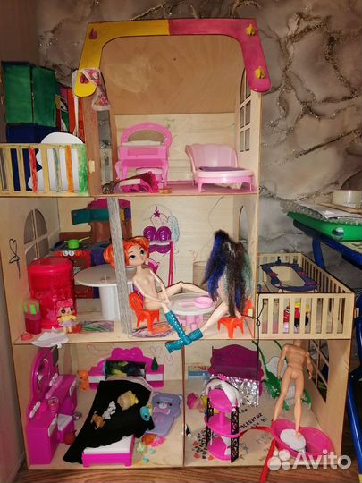 Деревянный кукольный домик с мебелью