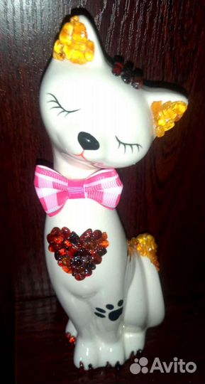 Фарфоровая статуэтка с натуральным янтарем