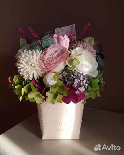 Цветочная композиция из искусственных цветов