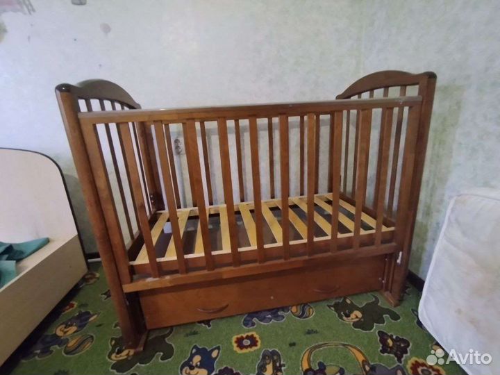 Детская кроватка с маятником