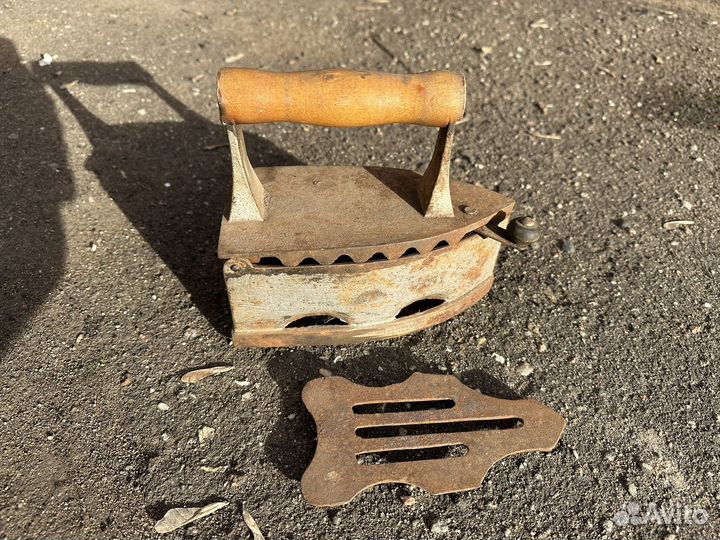 Утюг старинный чугунный угольный
