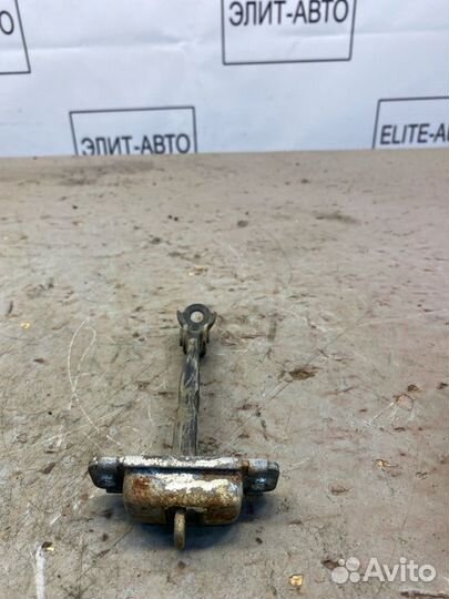 Ограничитель двери задний левый Kia Rio 3 1.4 2016