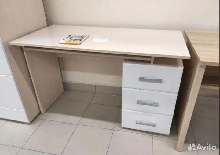 Стол письменный 