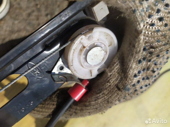 Стеклоподъемник механический задний левый Ford