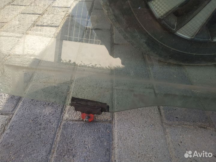 Переднее левое стекло на ммс Кольт 2002-2006