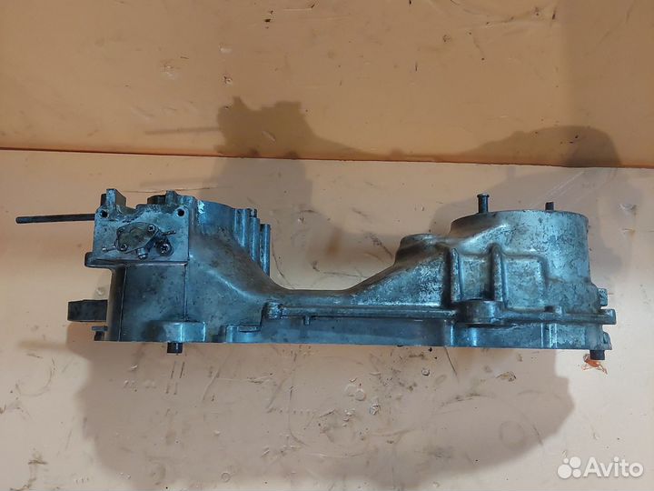 Левая часть картера suzuki address v50 a131