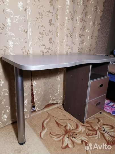 Маникюрный стол бу