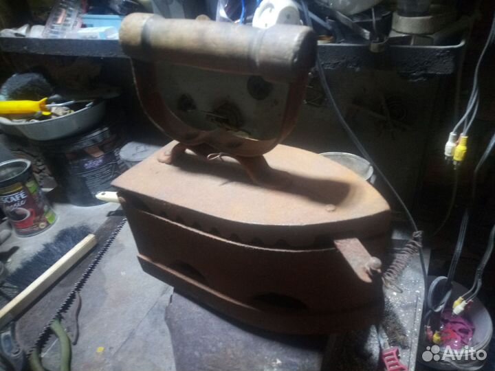 Старинный угольный утюг