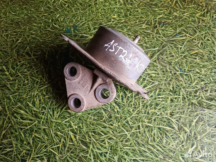 Подушка двигателя правая opel astra h 2004- 2011г