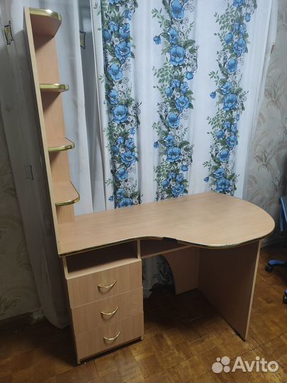 Детский письменный стол