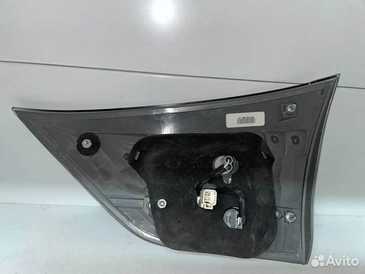 Задний левый фонарь в крышку багажника Toyota