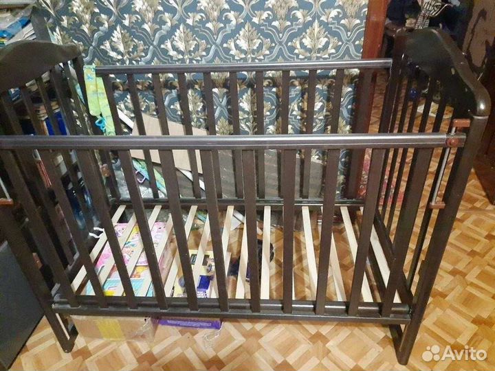 Детская кроватка с маятником