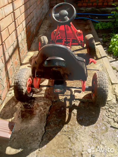 Детская машинка на педалях