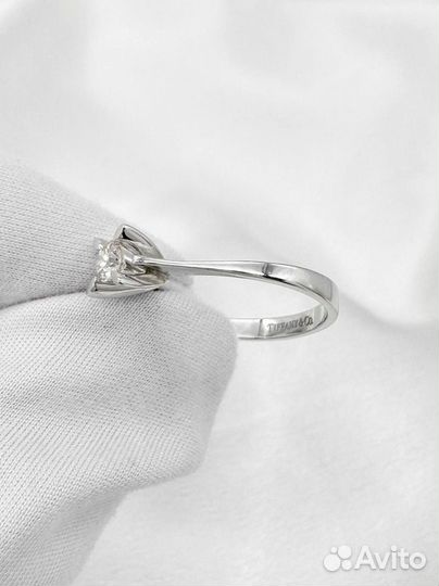 Золотое кольцо Tiffany с бриллиантом 750 / 2.27 г
