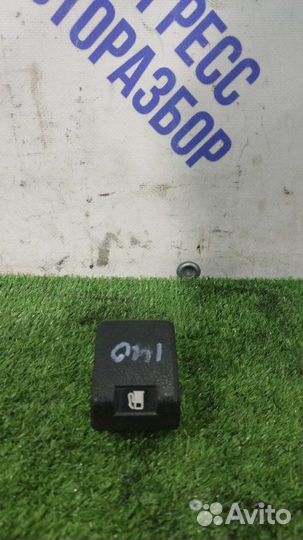 Кнопка лючка бензобака Mitsubishi L200 внедорожник