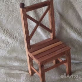 Игрушечный стул и игрушечный самокат