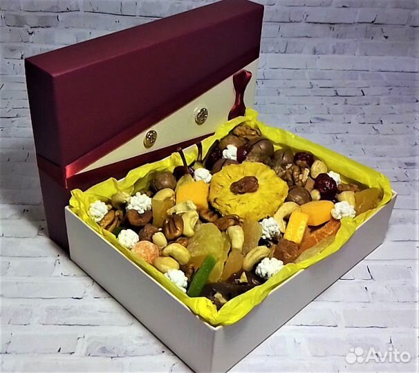 Подарок мужчине. Подарок из орехов и сухофруктов